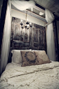 门作为一个戏剧性的床头。#卧室##装饰#