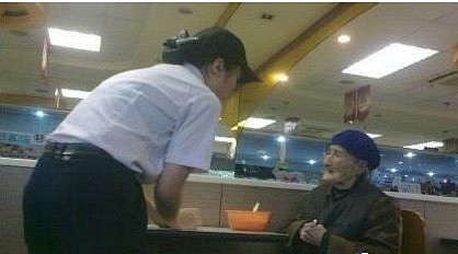 一个80岁的婆婆来乡村基吃饭，问服务员，...