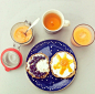 挪威女摄影师Ida Skivenes受美食摄影的启发，决定尝试自己的创意美食摄影。于是，她用不同颜色的盘子作为背景，将各种食材摆放其上，组成一幅幅有趣画面，然后用手机拍下来并分享在Instagram上。当然，她的大部分作品都是以早餐为主，能吃到这样一顿美味且赏心悦目的早餐，想必一整天的心情都不会差。