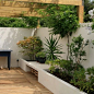 terrasse bois et muret blanc: 