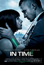 时间规划局In Time(2011)

影片讲述在未来社会，人类可以随心所欲地操控时间，能够超越死亡，也能改写年龄，不管他们活多久，年龄将会终止于25岁。为了避免所有人都永生所带来的人口膨胀，人们必须用金钱换取时间，类似于银行的时间管理机构遍布全球，而时间管理员会像警察一样追踪记录每个人所使用和剩余的时间，一旦你在时间银行中的存额所剩无几，就将被剥夺生命。