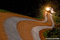 #与世界连线# 英国卡迪夫，一辆赛车行驶在赛道之上。世界拉力锦标赛威尔士站的比赛中，大众汽车运动队选手塞巴斯蒂安·奥吉尔获得冠军。摄影师：imago/PanoramiC