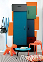 [家具玩“加法”!潮女潮流饰家有术] 超级有趣的彩色组合箱柜超级有趣的彩色组合箱柜，好象大小不同规则不同的箱子组合在一起，拼出的是个性，拼出的是时尚。这样一款蓝灰色调的大组合柜实用性和装饰性都极佳。彩色组合箱柜 茶几 地毯 衣帽架均为欧罗巴 小狗凳子 橙色吧凳均为丰意德 靠垫 ZINZINULER赞美家居部分图片来源：《瑞丽家居设计》，品牌支持： 欧罗巴、丰意德、EXPOCASA艾宝家具、宜家、ZINZINULER赞美家居、达芬奇家居、无印良品、NONAH、LAMMHULTS......