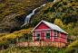 瀑布，美丽的小屋。伊萨菲尔德(Isafjordur) 小镇，冰岛西峡湾