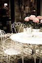 table-in-parisian-courtyard-8x10