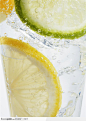 清凉饮品-冰水中的柠檬水
