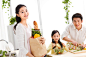 休闲,家庭,蔬菜,食品,时尚_df1011403_幸福的一家三口在厨房做饭_创意图片_Getty Images China