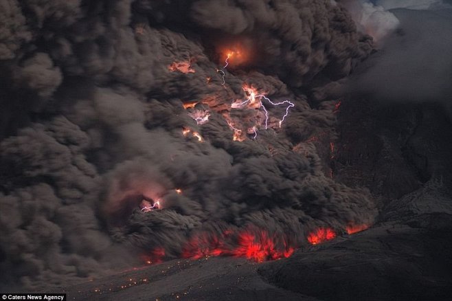 摄影师拍摄印尼火山喷发闪电雷鸣奇景_新闻...