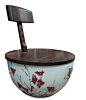 海晨-【虞兮】鱼缸椅
户外型艺术家具，高椅的瓷质部分，采用的是传统梅瓶（传统家庭中用来插放梅花做装饰用的花瓶）的瓶身，配以木式座椅。矮座椅底座用的是大海碗缸（用来养观赏金鱼的庭院装饰）。

釉里红的流动一直是瓷的釉色里最醉人的一种，图案的主题是“乱红渐欲迷人眼”，不拘的手绘及窑火中红釉的还原出绿，成为这组椅子独一无二的装饰。木座部分依然采用老松木，但是比原先的设计增加了两道手工打磨抛光和硬度高的油漆，使得老木头的光泽更加精致。