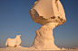 白色沙漠（埃及）

白色沙漠有一个和一般的沙漠不同的地方：这里有风力“雕刻”的岩石像。岩石像的形状从蘑菇到蟋蟀，形状多样，奇特万千。