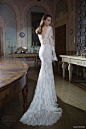  Alon Livne White2015婚纱礼服系列，全世界知名的顶级奢华婚纱品牌之一。他很喜欢手工缝制珠片与绸缎等布料的拼接，营造出一种梦幻、浪漫与时尚的感觉。 