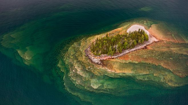 LakeSuperior_苏必利尔湖的岩...