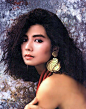 钟楚红一头卷曲的头发充满风情的妩媚，再加上一张美丽动人的脸和真诚、低调的个性，为华人世界公认的“性感女神”。1989年，在台湾地区“十大性感女人”中名列榜首。#明星##电影#