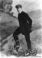 搜到一张摄于1910年的老照片，照片上的男孩穿着旱冰鞋，好像很时髦的样子，在那个时代这玩意算不算高科技产品？
