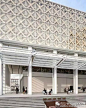 【坂茂】日本大分县艺术博物馆，这个80米长的立方体建筑使用了木材编织的外表皮，借鉴了当地传统的竹木手工艺文化，并结合了双层通高的空间和大型玻璃幕墙，从而加强艺术博物馆与周边城市区域的联系。