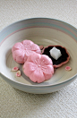 日式点心：樱花红豆沙和菓子。