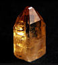 黄玉，英文名Topaz，国内珠宝界常称之为托帕石，为英文之音译。它是由火成岩在结晶过程中排出的蒸气形成，一般产于流纹岩和花岗岩的孔洞中，由于它经常与锡矿石伴生在一起，因此可作为寻找锡矿石的标志。
　　黄玉为含水的铝硅酸盐矿物，黄玉一般呈柱状或不规则的粒状或块状，化学分子式为Al2[SiO4](F，OH)2，成分中F和(OH)的比值变化不定。晶体属正交(斜方)晶系的岛状结构硅酸盐矿物，形态多呈斜方柱状，柱面常具纵纹，集合体形态为柱状、粒状、块状。颜色为无色、淡黄、深黄、棕色、天蓝、粉红、红、淡绿和褐色等。玻