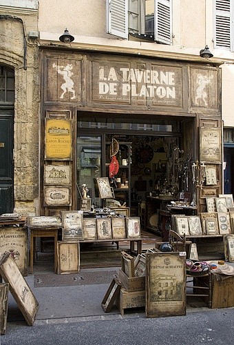 Old shop in Aix en P...