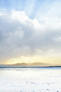 茶卡盐湖，到茶卡，是来寻找梦的。一个人漫步在原野上，一步步向纯洁的盐湖靠近，寻找天水一色。