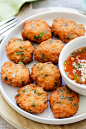 Thai Shrimp Cake - best Thai shrimp cakes recipe loaded with shrimp, red curry, long beans and served with sweet chili sauce. So good | rasamalaysia.com