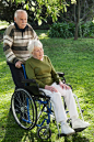 特殊需要,人,休闲装,运输,户外_126167197_Man pushing his disabled wife's wheelchair in a garden_创意图片_Getty Images China