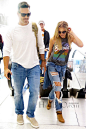 当地时间7月15日，黎安·莱姆斯 (LeAnn Rimes) 身穿时髦破洞牛仔裤与丈夫Eddie Cibrian现身洛杉矶机场，十指紧扣加甜笑感情甚好。