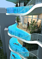 ISM Parinee Ohm Tower是设计师James Law在印度孟买的一幢30层高的住宅楼项目。从水滴中获得灵感，设计师以一个波纹荡漾、抽象的水滴符号Ω作为大楼的轮廓 ，试图将水滴的流动性和动态性演绎出来。同时，设计师有个非常大胆的设想：为每一层住宅都配备一个设在阳台上的玻璃游泳池。

撇却是否足够安全不说，这样的概念实在是非常梦幻、惬意；而倘若你不愿把自己的安全置身其中，那么把它变成你的空中池塘，养养鱼养养乌龟也未为不可