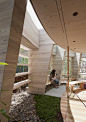 【专筑·视界】花生幼儿园 Peanuts Nursery School by UID Architects

 这座平面像一粒“大花生”的幼儿园（Peanuts Nursery School）位于日本福山（Fukuyama），由日本建筑工作室UID Architects设计，去年3月份建成。花生幼儿园（Peanuts Nursery School）坐落在一个绿树掩映的花园内。整个幼儿园围绕着“花生仁”展开，也就是中心的“8”字形空间，这里是孩子们玩耍学习的中心，其余的辅助空......