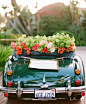 他爱的车，她爱的花，没有人能抗拒的复古的婚车。