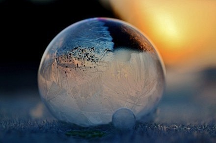 零下9摄氏度左右的气温下吹出的泡泡