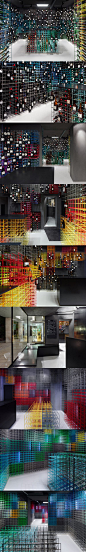 在德国的斯图加特，Weinhandlung Kreis 委托当地设计所 Furch Gestaltung Production 设计了他们的葡萄酒店铺。因为没有专门的存储区域，设计师要想办法在 70 平米的空间里放下 12000 瓶酒。他们通过制作了彩色的网格型货架解决了这一难题。