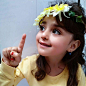 伊朗8岁小女孩成网红，五官精致被赞漂亮，但父母却不是很高兴