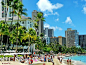 著名的威基基(Waikiki)海滩.位于檀香山.碧兰的海水,细软的沙滩.岸边高级酒店林立,各国游客人流如织.它是著名的休闲度假胜地.,Zhongbao