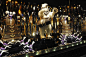 六大高级百货站上2012“圣诞橱窗擂台”！Saks Fifth Avenue打造“魔法世界”，Bloomingdale推出“缤纷马戏团”……比美感拼创意，哪一幕临街风景最得你心？
