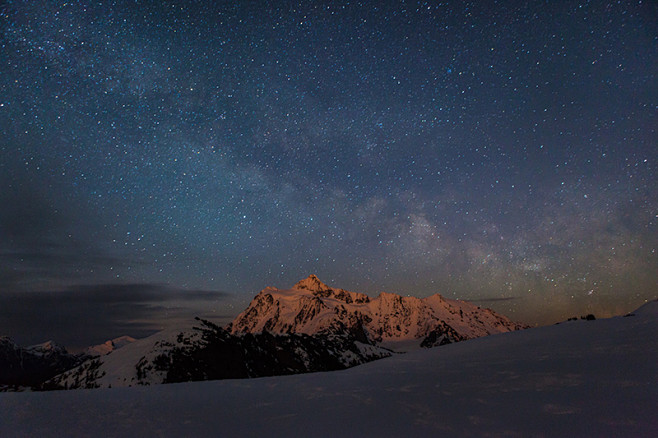 雪山夜晚 星空点点 大气背景 免费可商用...