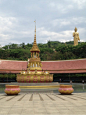 曼飞龙佛塔目前保留最为完好和最有价值的佛寺。它掩映在高大的酸角树下，与葱郁的菩提树互相映衬。在阳光照射下，寺顶的饰物金光闪闪，像耀眼的明珠。