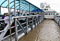 乘客在浦东乘坐上海黄浦江轮渡 潮水已涨至浮桥