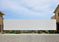 绿色环抱住宅 Green Edge House by mA-style Architects - 灵感日报 : mA-style Architects在日本Sizuoka 县藤枝市（Fujieda）一块住宅用地上设计了一座四周无窗的住宅——Green Edge House。虽然住宅四周被白白的墙面包围，然而在白墙的立面却围绕了一圈种满绿色植物的“景观带”。而白墙并非顶天立地的矗立在建筑周边，而是上有天堂，下有地的悬在半空……