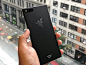 Razer Phone 就是为玩家而生的手机 : 虽说雷蛇的主业是电竞 PC 的相关产品，但在其买下了初创公司 Nextbit 以后，谁都能猜到他们想要去手机市场试试水温了。所以说 Razer 会不会做手机，早已不再是个问题，人们更该关注的是这家言必以玩家为先的公司，究竟会怎样打造一款以玩家为先的移动产品。时至今日，谜底终于揭晓，售价 699 美元（约人民币 4,63...