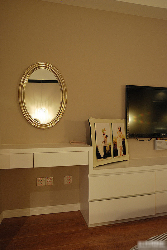 130平低调奢华三居家庭客厅电视柜装修效...