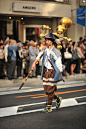 #世界风俗志#京都时代祭是在1895年(明治28年），为了纪念桓武天皇平安迁都1100年，而模仿延历到明治这1千余年的风俗，约2000人行程达2公里的队伍，依次展现溯源至延历时代的时代风采。时代祭为京都三大祭之一，游行被称作“行走的博物馆”。
