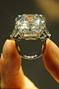 伊丽莎白·泰勒33.19克拉的纯色钻石戒指 -- 