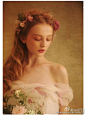 【 春的女神 】来源于中世纪油画中的少女。复古油画般的妆容，雾感的唇妆，她仿佛一株淡粉色的娇羞小玫瑰等待绽放……超愛[好爱哦][好爱哦][好爱哦]