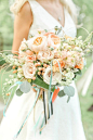 桃花花束，图片来自诺兰http://ruffledblog.com/magnolia-hill-wedding #weddingbouquet #flowers： 