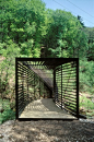This footbridge is an organic structure that ensures a better echo with the site and the river.