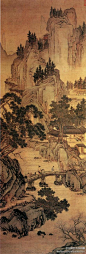 中国艺术品收藏：山水画【 明 周臣 《春山游骑图》 】绢本，淡设色，185×64cm，北京故宫藏。春山叠翠，小桥流水，主仆一行三人正在过桥，近景山溪岸边，春花几树，山溪湍流有声，山崖巨石用小斧劈加渲染，多用于阴面，山石呈一定的亮度，使山川雄中寓秀。山上苍松浓郁，遒劲多姿。舍后绿树成荫，一派春机昂然的景象。