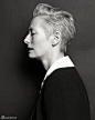 冰雪女王蒂尔达红唇白肤登韩版《Vogue》8月封面，优雅深邃艺术气质迷人。