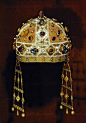 珠寶｜中世紀首飾。中古時期的首飾更多時候充當的是配飾（Accessory）的作用，作用主要是對服裝進行輔助以及裝飾，例如圖四至七的Ring Brooch就是用來別在大斗篷上的。