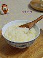 鸡蛋米粥

原料：现煮大米粥1小碗、鸡蛋1个、橄榄油3-4滴、食盐少许

 

鸡蛋米粥做法

1、备好材料，将鸡蛋打散成蛋液备用，取一小奶锅，倒入大米粥稍煮；



2、往锅里滴入3-4滴橄榄油，充分拌匀并烧开，接着加入鸡蛋液；



3、一边烧开锅里的粥，一边用筷子画圈拌匀，使米粥、鸡蛋和橄榄油三者完全融合在一起，最后加入少许食盐调味即可。