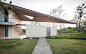 毗邻考艾山脉的三角形别墅 Gliding Villa / Stu/D/O Architects :   Stu/D/O: 为了创造一个独特的度假别墅，滑翔别墅融合了泰国的原则信仰，即具有场地背景和现代设计原则的“风水”。该场地位于一条死胡同的尽头，这里可以看到周围山脉的美景。尽管业主因地块的位置而犹豫是否购买，但这种比较迷信的负面情况可以通...